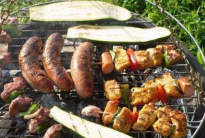 Spiess, Wurst und Gemuese am Grill